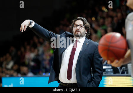Bayreuth, Deutschland. 22. Januar 2017. Bamberger Trainer Andrea Trinchieri gibt Anweisungen von der Seitenlinie während der Basketball-Match zwischen Medi Bayreuth und Brose Baskets Bamberg in Oberfranken-Halle in Bayreuth, Deutschland, 22. Januar 2017. Foto: Daniel Löb/Dpa/Alamy Live News Stockfoto