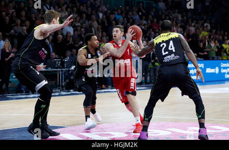 Bayreuth, Deutschland. 22. Januar 2017. Bamberger Fabien Causeur (in rot) bereitet, während die Basketball-Match zwischen Medi Bayreuth und Brose Baskets Bamberg in Oberfranken-Halle in Bayreuth, Deutschland, 22. Januar 2017 zu schießen. Foto: Daniel Löb/Dpa/Alamy Live News Stockfoto