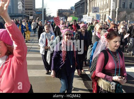 Cleveland, Ohio, Vereinigte Staaten, 21. Januar 2017, Frauen hinunter Lakeside Avenue in der Innenstadt von Cleveland, Ohio, USA, aus Protest gegen die Einschränkung der Rechte der Frau.  Bildnachweis: Mark Kanning/Alamy Live-Nachrichten. Stockfoto