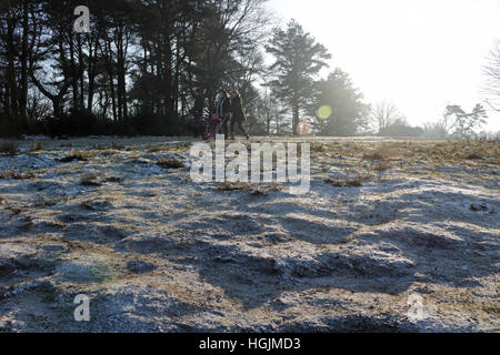 Hindhead, Surrey, England UK. 22. Januar 2017. Eine Familie machen Sie einen Spaziergang entlang des Teufels Punchbowl Frost bedeckt an Hindhead, ein beliebter Ort für ein Wochenende zu Fuß. Bildnachweis: Julia Gavin UK/Alamy Live-Nachrichten Stockfoto