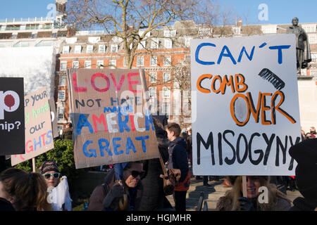 London, UK. 21. Januar 2017. Anti-Trump Demonstranten mit Schildern in der Frauen März in London am Tag nach seiner Amtseinführung am Grosvenor Square, London, UK Credit: Ellen Rooney/Alamy Live News Stockfoto