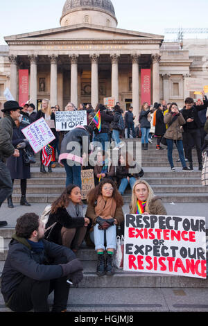 London, UK. 21. Januar 2017. Demonstranten mit Frauenrechte Zeichen auf die Frauen Marsch auf London Trafalgar Square in London, UK Credit: Ellen Rooney/Alamy Live News Stockfoto