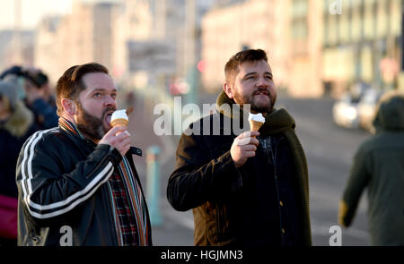 Brighton Sussex, UK. 22 Jan, 2017. Besucher ein Eis an einem schönen, sonnigen, aber kalten Tag auf Brighton Seafront heute Credit genießen: Simon dack/alamy leben Nachrichten Stockfoto