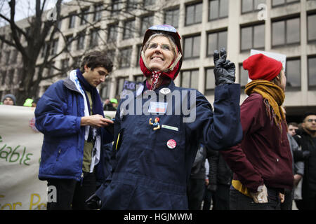 Washington, DC, USA. 20. Januar 2017. Kendall Hale von Asheville, North Carolina, protestiert, während als '' Rosie The Riveter'' gekleidet, wie Besucher die Einweihung des Präsidenten Trump von Demonstranten bei der Einweihung des Trump als 45. Präsident der Vereinigten Staaten auf Freitag, 20. Januar 2017 in Washington, D.C. © 2017 Patrick T. Fallon Credit blockiert werden: Patrick Fallon/ZUMA Draht/Alamy Live News Stockfoto