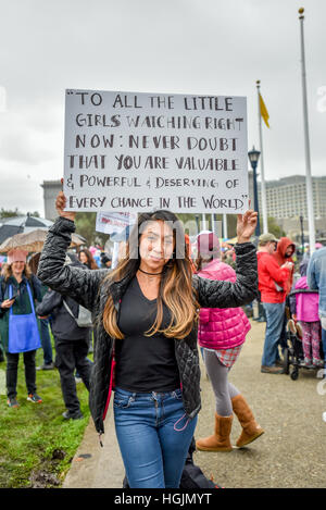 San Francisco, Kalifornien, USA. 21. Januar 2017. Eine Frau hält ein Schild "um all die kleinen Mädchen beobachten..." in San Francisco Civic Center Plaza während der Rallye vor der San Francisco-Frauen März. Bildnachweis: Shelly Rivoli/Alamy Live-Nachrichten Stockfoto