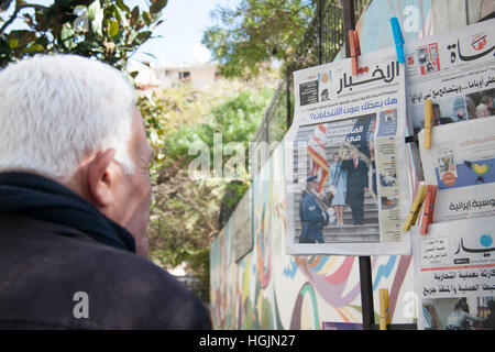 Beirut, Libanon. 22. Januar 2017. Ein Kiosk in Beirut zeigt Arabische Zeitungen mit der Amtseinführung von Präsident Donald Trump Credit: Amer Ghazzal/Alamy Live-Nachrichten Stockfoto