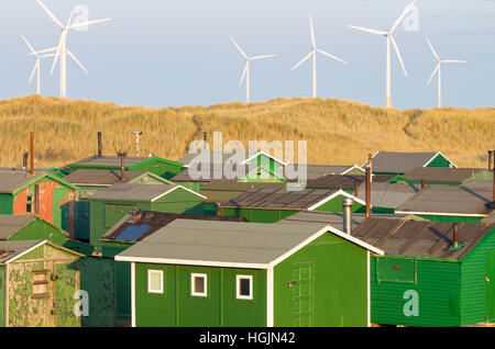 Redcar, Nordostengland. Fischerhütten am Südbahnhof. Teeside Offshore-Windpark, gewinnen Turbinen im Hintergrund. Stockfoto