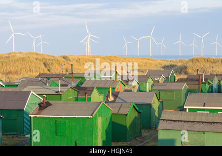 Redcar, Nordostengland. Fischerhütten am Südbahnhof. Teeside Offshore-Windpark, gewinnen Turbinen im Hintergrund. Stockfoto