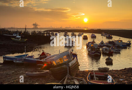 Fischerboote bei Sonnenuntergang am Südbahnhof, Tees-Mündung, Teesmouth in Redcar, Nordostengland, Großbritannien Stockfoto