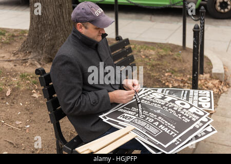 Washington, USA. 16. Januar 2017. Demonstranten mit "Verweigern Faschismus" März und demonstrieren auf den Straßen von Washington, D.C. in den Tagen vor der designierte Präsident Donald J. Trump Einweihung. Stockfoto