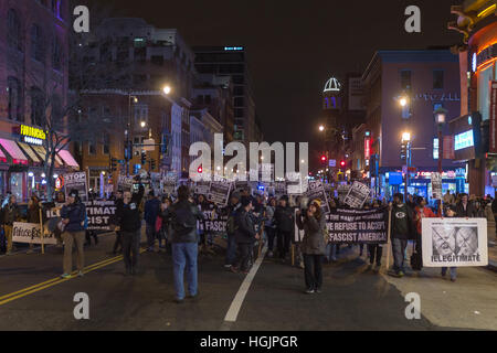 Washington, USA. 16. Januar 2017. Demonstranten mit "Verweigern Faschismus" März und demonstrieren auf den Straßen von Washington, D.C. in den Tagen vor der designierte Präsident Donald J. Trump Einweihung. Stockfoto