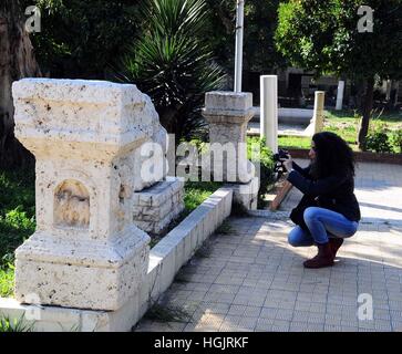 Damaskus, Syrien. 22. Januar 2017. Eine syrische Frau schießt eine Skulptur im Garten des nationalen Museum von Damaskus, Syrien.  Die islamische Staat Gruppe hat mehr wertvolle Denkmäler abgerissen in Syriens antiken Palmyra, einen Monat nach von Regierungstruppen, Rückeroberung des Landes Antiquitäten Chef sagte Freitag. Die Vereinten Nationen am Freitag führte Verurteilung dieser Angriffe fordern die Zerstörung einer "Kriegsverbrechen" und "kulturellen Säuberung". Bildnachweis: Ammar Safarjalani/Xinhua/Alamy Live-Nachrichten Stockfoto