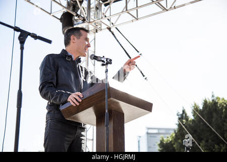 Los Angeles, USA. 21. Januar 2017. Los Angeles Bürgermeister Eric Garcetti richtet sich die Menge vor der City Hall in Los Angeles. Tausende von Angelenos versammelten sich in Downtown Los Angeles, in Solidarität mit den Frauen März in Washington, DC, Protest gegen Donald Trump Politiken und Rhtetoric zu marschieren. Bildnachweis: Andie Mühlen/Alamy Live-Nachrichten Stockfoto