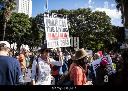 Los Angeles, USA. 21. Januar 2017. Tausende von Angelenos versammelten sich in Downtown Los Angeles, in Solidarität mit den Frauen März in Washington, DC, Protest gegen Donald Trump Politiken und Rhtetoric zu marschieren. Bildnachweis: Andie Mühlen/Alamy Live-Nachrichten Stockfoto