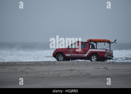 San Diego, USA, 22. Januar 2017. Rettungsschwimmer in einem Auto Monitor Unwetter auf erodieren Sands am einsamen Strand in Pacific Beach. Hohe Brandung, Sturmwarnung und hohen Wind Warnungen wurden ausgegeben. Der National Weather Service warnt vor Südwinde von 20 bis 30 Meilen pro Stunde, mit Böen von bis zu 60 Meilen pro Stunde.  Wellen und Meer können 11 bis zu 16 Fuß betragen.  Bildnachweis: John D. Ivanko/Alamy Live-Nachrichten Stockfoto