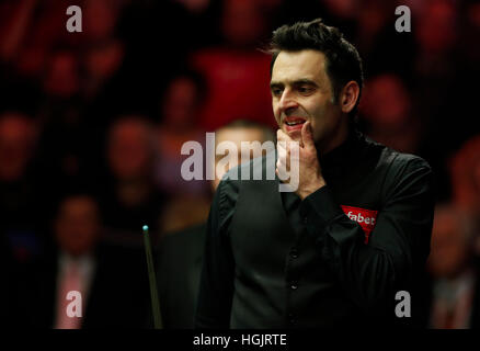 London, UK. 22. Januar 2017. Ronnie O'Sullivan von England tritt während des letzten Spiels mit Joe Perry von England auf Snooker Masters 2017 im Alexandra Palace in London. Ronnie O'Sullivan behauptete den Titel mit dem Gewinn von 10-7. Bildnachweis: Han Yan/Xinhua/Alamy Live-Nachrichten Stockfoto