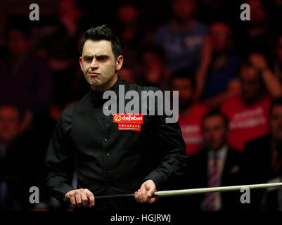 London, UK. 22. Januar 2017. Ronnie O'Sullivan von England tritt während des letzten Spiels mit Joe Perry von England auf Snooker Masters 2017 im Alexandra Palace in London. Ronnie O'Sullivan behauptete den Titel mit dem Gewinn von 10-7. Bildnachweis: Han Yan/Xinhua/Alamy Live-Nachrichten Stockfoto