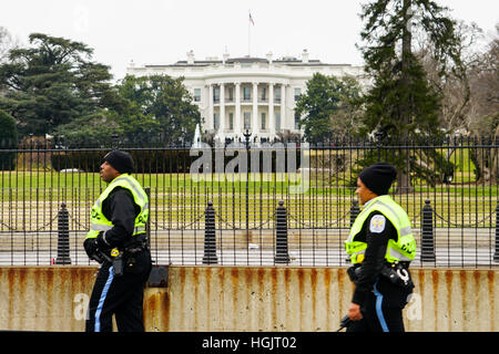 Washington, DC, USA. 21. Januar 2017. Polizei gehen den Umfang des weißen Hauses während der Frauen Marsch auf Washington in Washington, DC. Große Menschenmengen besucht die Anti-Trump-Rallye am Tag nach den USA  Präsident Donald Trump wurde als 45. vereidigt Stockfoto