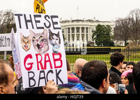 Washington, DC, USA. 21. Januar 2017. Demonstranten halten-Zeichen vor der weißen Haus während der Frauen Marsch auf Washington in Washington, DC. Große Menschenmengen besucht die Anti-Trump-Rallye am Tag nach den USA  Präsident Donald Trump als vereidigt wurde die Stockfoto