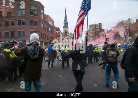 Washington, DC, USA. 20. Januar 2017. Demonstranten Zusammenstoß mit der Polizei in Washington, D.C. während der Einweihung von Donald Trump. Bildnachweis: Darryl Smith/Alamy Live-Nachrichten Stockfoto