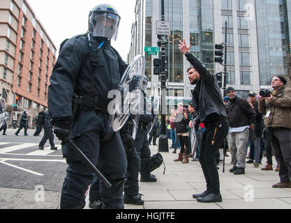 Washington, DC, USA. 20. Januar 2017. Demonstranten Zusammenstoß mit der Polizei in Washington, D.C. während der Einweihung von Donald Trump. Bildnachweis: Darryl Smith/Alamy Live-Nachrichten Stockfoto