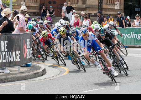 Adelaide, Australien. 22. Januar 2017. Radfahrer von der FDJ Cycling Team (FDJ) führt das Feld in der letzten Runde der Stufe 6 der Santos Tour Down Under 2017. Bildnachweis: RJF Sport/Alamy Live-Nachrichten Stockfoto