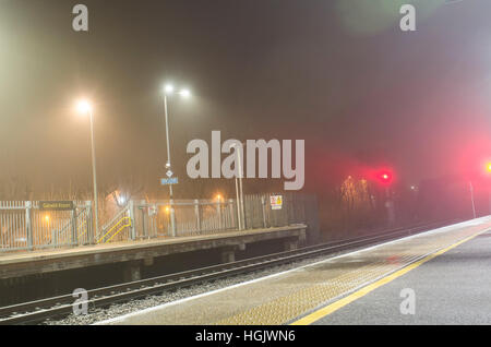 Brighton, East Sussex, UK. 23. Januar 2017. Großbritannien Wetter. Eiskalte Nebel vor der Morgendämmerung am Bahnhof Gatwick Airport. Einfrieren von Nebel verursacht Verspätungen und Stornierungen aufgrund eingeschränkter Sicht auf zwei größten Flughäfen Großbritanniens, mit Passagieren, empfehlen wir Ihnen, ihren Flugstatus überprüfen, bevor sie das Haus verlassen. Bildnachweis: Francesca Moore/Alamy Live-Nachrichten Stockfoto