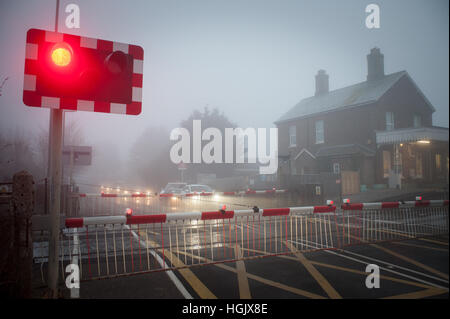 Angmering, West Sussex, UK. 23. Januar 2017. Einfrieren von Nebel schafft schwierige Fahrbedingungen dieser Morgen Rush hour, wie Verkehr Wartezeiten am Bahnübergang bei Angmering Bahnhof. Bildnachweis: Scott Ramsey/Alamy Live-Nachrichten Stockfoto