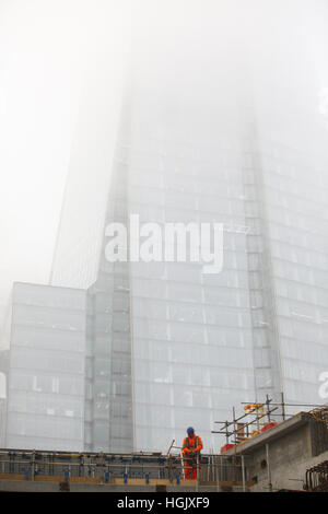 London, UK. 23. Januar 2017. Der Shard verbirgt sich unter einer Schicht von dichtem Nebel heute Morgen Credit: Dinendra Haria/Alamy Live News Stockfoto