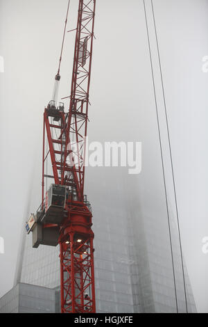 London, UK. 23. Januar 2017. Der Shard verbirgt sich unter einer Schicht von dichtem Nebel heute Morgen Credit: Dinendra Haria/Alamy Live News Stockfoto