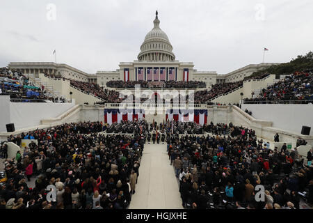 Washington, DC, USA. 20. Januar 2017. Mike Pence nimmt den Amtseid als Vizepräsident der Vereinigten Staaten in Washington, DC, USA, 20. Januar 2017. Bildnachweis: Andrew Gombert/Pool über CNP - NO-Draht-SERVICE - Foto: Andrew Gombert/Pool über CNP/Dpa/Alamy Live News Stockfoto