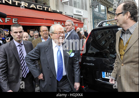 Paris, Frankreich. 1. Mai 2013. französischens rechtsextremen Front National (FN) Jean Marie Le Pen kommt auf Paris Opernplatz wo französischen rechtsextremen Front National (FN) Parteipräsident Marine Le Pen ihrer Rede im Rahmen der jährlichen Feierlichkeiten der Partei von Jeanne d ' Arc am 1. Mai 2013 in Paris, Frankreich bereit ist. Das Motto lautet im französischen Menschen erste Credit: Chris Jung/ZUMA Draht/Alamy Live News Stockfoto