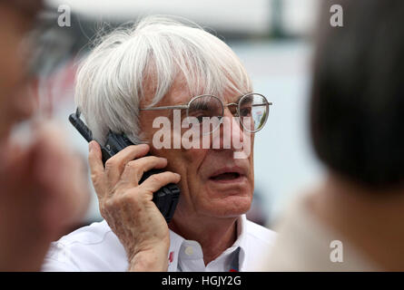 Britische Formel 1 Boss Bernie Ecclestone gesehen während des Fahrers Parade vor dem Start der Formel 1 Grand Prix von Singapur beim Rennen verfolgen Marina Bay Stadtkurs in Singapur, 23. September 2012. Foto: Jens Buettner Dpa +++(c) Dpa - Bildfunk +++ | weltweite Nutzung Stockfoto