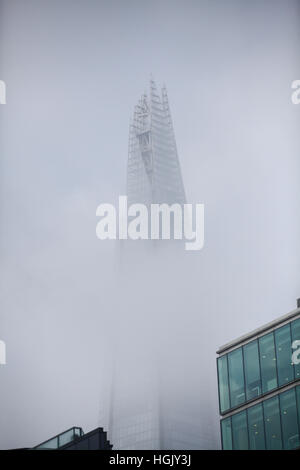 London, UK. 23. Januar 2017. Der Shard verbirgt sich unter einer Schicht von dichtem Nebel heute Morgen Credit: Dinendra Haria/Alamy Live News Stockfoto