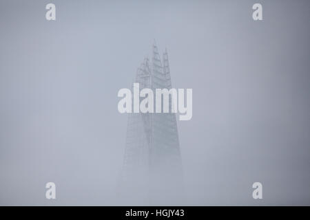 London, UK. 23. Januar 2017. Der Shard verbirgt sich unter einer Schicht von dichtem Nebel heute Morgen Credit: Dinendra Haria/Alamy Live News Stockfoto