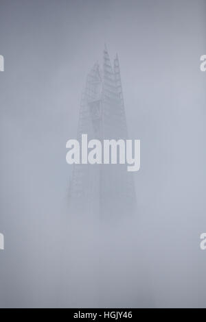 London, UK. 23. Januar 2017. Der Shard verbirgt sich unter einer Schicht von dichtem Nebel heute Morgen Credit: Dinendra Haria/Alamy Live News Stockfoto