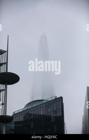 London, UK. 23. Januar 2017. Der Shard verbirgt sich unter einer Schicht von dichtem Nebel heute Morgen Credit: Dinendra Haria/Alamy Live News Stockfoto