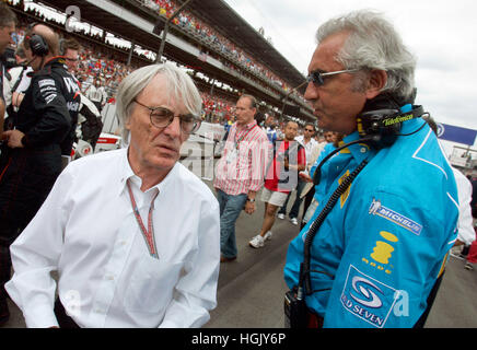 (Dpa) - das Bild zeigt Formel1 boss Bernie Ecclestone (L) und Renault Team Principal Italian Flavio Briatore (R) vor dem Start des Grand Prix, die nur sechs Autos in Indianapolis, USA, Sonntag, 19. Juni 2005 vorgestellt. Alle sieben Teams, die mit Michelin-Reifen ausgestattet zog sich aus dem Rennen aufgrund von Sicherheitsbedenken. | weltweite Nutzung Stockfoto