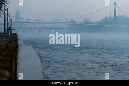 Frankfurt am Main, Deutschland. 23. Januar 2017. Die eisbedeckten Fluss Main in Frankfurt am Main, 23. Januar 2017. Eine dicke Schicht von Nebel sowie bittere Frost deckt die Stadt mit bis zu minus 17 Grad. Foto: Susann Prautsch/Dpa/Alamy Live News Stockfoto