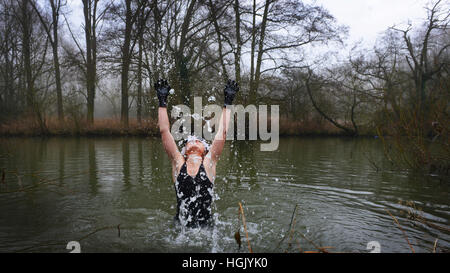 Oxford, UK. 23. Januar 2017. Helen Edwards Einfrieren erholsame Momente in der Themse nahe Iffley Lock in Oxford. Ein Dip-Shes ist jeden Tag von Januar um Geld für Obdachlose Dienstleister OxHoP statt. Picture by Credit: Richard Höhle/Alamy Live-Nachrichten Stockfoto