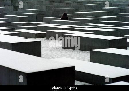 Berlin, Deutschland. 23. Januar 2017. Schnee liegt auf den Stelen des Holocaust-Gedenkstätte in Berlin, Deutschland, 23. Januar 2017. Foto: Maurizio Gambarini/Dpa/Alamy Live News Stockfoto