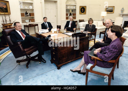 Präsident der Vereinigten Staaten George H.W. Bush trifft links, US Minister fuer Landwirtschaft Clayton Yeutter, zweite rechts und uns Handel repräsentative Carla Hills, richtig, im Oval Office des weißen Hauses in Washington, DC am 28. September 1990, der Uruguay-Runde in der Vorbereitung für den Präsidenten bilateralen Treffen in New York zu diskutieren. Auch center abgebildet sind Andy Card, zweite Straße links und Robert Gates. Obligatorische Credit: Carol T. Powers/White House über CNP - NO-Draht-SERVICE - Foto: Carol T. Powers/White House/Consolidated/Dpa Stockfoto