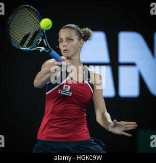 Melbourne, Australien. 23. Januar 2017. Tschechische Republik Karolina Pliskova gibt den Ball während der Frauen Singles viertes Vorrundenspiel gegen Australiens Daria Gavrilova bei den Australian Open Tennis Championships in Melbourne, Australien, 23. Januar 2017 zurück. Bildnachweis: Zhu Hongye/Xinhua/Alamy Live-Nachrichten Stockfoto