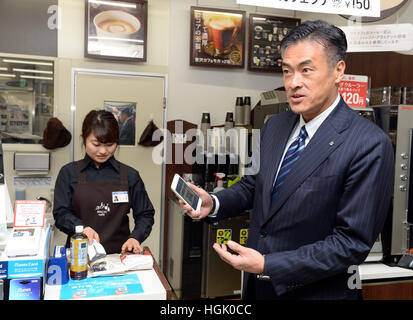 Tokio, Japan. 23. Januar 2017. Genichi Tamatsuka (R), CEO von Lawson, erfährt die Alipay bei einem Lawson Convenience-Store in Tokio, Japan, 23. Januar 2017. Japans große Supermarkt Kette Lawson und Chinas Ant Financial Services Group gemeinsam hier hat am Montag angekündigt, dass Kunden mit Chinas Online-Zahlungslösung Alipay für Rohstoffe in bezahlen können die rund 13.000 Lawson speichert in Japan vom Dienstag. Bildnachweis: Ma Ping/Xinhua/Alamy Live-Nachrichten Stockfoto