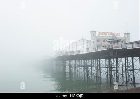 Brighton, East Sussex, UK. 23. Januar 2017. Großbritannien Wetter. Einfrieren von Nebel und extrem schlechter Sicht besteht im Laufe des Tages auf Brighton Seafront. Schlechter Sicht hat in Hunderten von Flugverspätungen und Stornierungen an den Londoner Flughäfen geführt, wie dichter Nebel viel von Südengland bedeckt. Bildnachweis: Francesca Moore/Alamy Live-Nachrichten Stockfoto