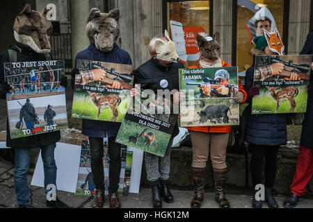 Danzig, Polen. 23. Januar 2017. Demonstranten tragen die Tiermasken außerhalb des Rechts und der Justiz regierenden Partei-Büros sind auf 23. Januar 2017 in Danzig gesehen. Die Viva! Stiftung-Protest gegen geplante neue Jagdgesetz in Polen stark unterstützt durch den Minister für Umwelt Jan Szyszko, wer auch ein Jäger ist. Bildnachweis: Michal Fludra/Alamy Live-Nachrichten Stockfoto