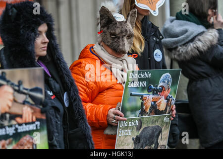 Danzig, Polen. 23. Januar 2017. Demonstranten tragen die Tiermasken außerhalb des Rechts und der Justiz regierenden Partei-Büros sind auf 23. Januar 2017 in Danzig gesehen. Die Viva! Stiftung-Protest gegen geplante neue Jagdgesetz in Polen stark unterstützt durch den Minister für Umwelt Jan Szyszko, wer auch ein Jäger ist. Bildnachweis: Michal Fludra/Alamy Live-Nachrichten Stockfoto