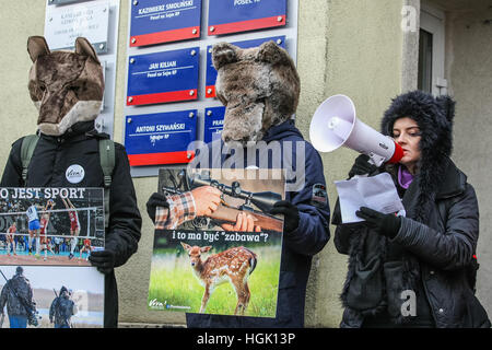 Danzig, Polen. 23. Januar 2017. Demonstranten tragen die Tiermasken außerhalb des Rechts und der Justiz regierenden Partei-Büros sind auf 23. Januar 2017 in Danzig gesehen. Die Viva! Stiftung-Protest gegen geplante neue Jagdgesetz in Polen stark unterstützt durch den Minister für Umwelt Jan Szyszko, wer auch ein Jäger ist. Bildnachweis: Michal Fludra/Alamy Live-Nachrichten Stockfoto