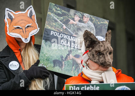 Danzig, Polen. 23. Januar 2017. Demonstranten tragen die Tiermasken außerhalb des Rechts und der Justiz regierenden Partei-Büros sind auf 23. Januar 2017 in Danzig gesehen. Die Viva! Stiftung-Protest gegen geplante neue Jagdgesetz in Polen stark unterstützt durch den Minister für Umwelt Jan Szyszko, wer auch ein Jäger ist. Bildnachweis: Michal Fludra/Alamy Live-Nachrichten Stockfoto