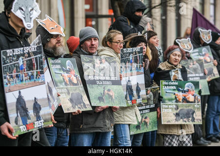 Danzig, Polen. 23. Januar 2017. Demonstranten tragen die Tiermasken außerhalb des Rechts und der Justiz regierenden Partei-Büros sind auf 23. Januar 2017 in Danzig gesehen. Die Viva! Stiftung-Protest gegen geplante neue Jagdgesetz in Polen stark unterstützt durch den Minister für Umwelt Jan Szyszko, wer auch ein Jäger ist. Bildnachweis: Michal Fludra/Alamy Live-Nachrichten Stockfoto